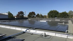Panneaux photovoltaïques installés sur un site professionnel tertiaire à Laval